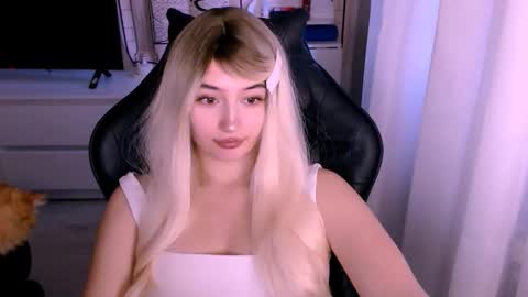 Snapshot of sweeet_baby0 chatting on 10/14/25, 01:17 Kate online show from 10/14/25, 01:17