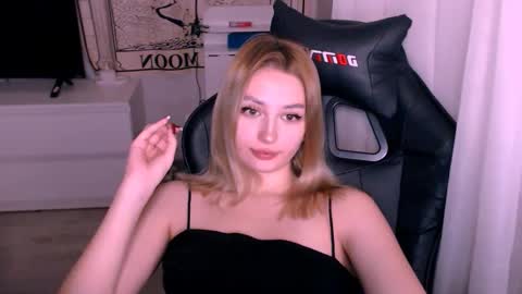 Snapshot of sweeet_baby0 chatting on 11/12/25, 01:17 Kate online show from 11/12/25, 01:17