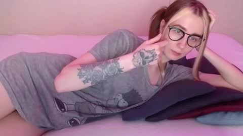 Snapshot of sweet_alica15 chatting on 03/30/26, 06:42 Alice online show from 03/30/26, 06:42