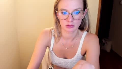 Snapshot of sweet_angel_a chatting on 12/16/24, 09:41 Ann - your sweet girl online show from 12/16/24, 09:41