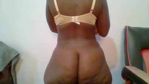 Snapshot of sweet_arianna_ chatting on 02/14/25, 12:25 timaya online show from 02/14/25, 12:25