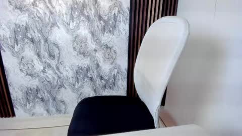 Aura  online show from 05/06/26, 08:47