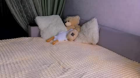 Snapshot of sweet_barbe chatting on 01/17/26, 04:43 Alice online show from 01/17/26, 04:43