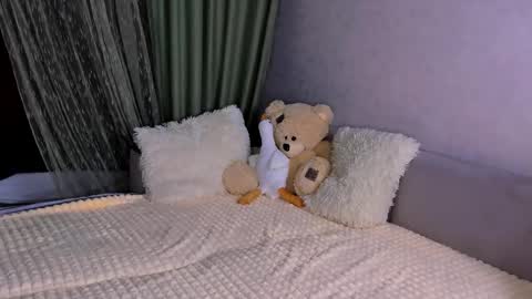 Snapshot of sweet_barbe chatting on 02/21/26, 04:19 Alice online show from 02/21/26, 04:19