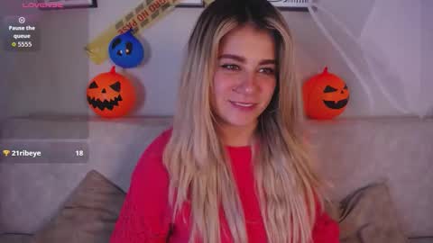 Snapshot of sweet_bella_valery_ chatting on 10/29/25, 10:11 Bella Valery online show from 10/29/25, 10:11