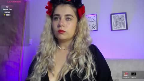 Snapshot of sweet_bella_valery_ chatting on 11/03/25, 10:10 Bella Valery online show from 11/03/25, 10:10