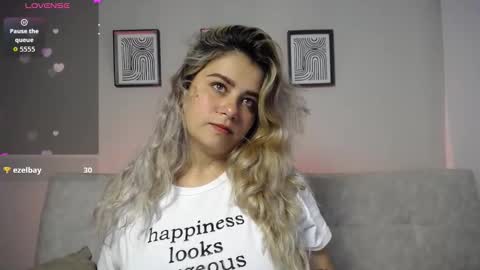 Snapshot of sweet_bella_valery_ chatting on 11/12/25, 09:36 Bella Valery online show from 11/12/25, 09:36