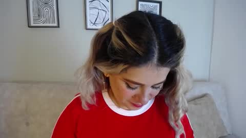 Snapshot of sweet_bella_valery_ chatting on 11/24/25, 10:53 Bella Valery online show from 11/24/25, 10:53