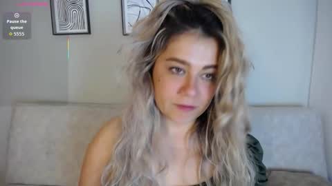 Snapshot of sweet_bella_valery_ chatting on 11/25/25, 10:10 Bella Valery online show from 11/25/25, 10:10