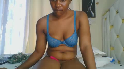 Snapshot of sweet_blackgal chatting on 02/20/25, 07:01 Lavie online show from 02/20/25, 07:01