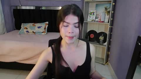 Snapshot of sweet_c4ndy chatting on 11/27/25, 01:02 Candy online show from 11/27/25, 01:02