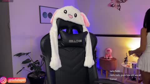 Snapshot of sweet_littleee chatting on 01/19/25, 12:49 free private online show from 01/19/25, 12:49