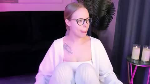 Snapshot of sweet_lucile chatting on 02/23/26, 06:22 Lucy online show from 02/23/26, 06:22