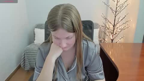 Snapshot of sweet_melody_of_ur_heart chatting on 12/23/25, 04:32 Mila online show from 12/23/25, 04:32