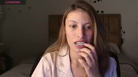 Snapshot of sweet_moon_v_ chatting on 01/16/26, 02:59 sweet_moon_v_ online show from 01/16/26, 02:59