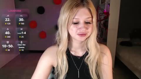 sweet_nicole_333 online show from 10/31/25, 01:45