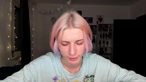 kira online show from 11/05/25, 10:32