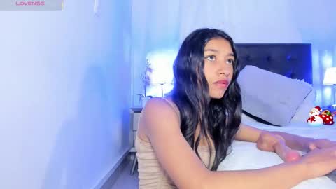 Snapshot of sweet_sofi0 chatting on 12/17/25, 12:44 Im sofi online show from 12/17/25, 12:44