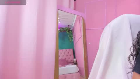 Snapshot of sweet_starxx chatting on 03/25/26, 09:54 Yeileen online show from 03/25/26, 09:54