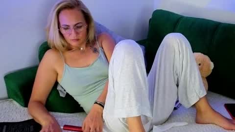 Snapshot of sweetania_ chatting on 04/21/26, 01:42 Ania online show from 04/21/26, 01:42