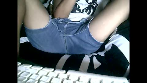 Snapshot of sweetbella24 chatting on 03/07/25, 02:12 im anne online show from 03/07/25, 02:12