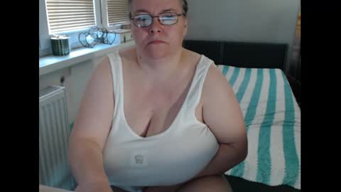 Snapshot of sweetboobs85h chatting on 05/16/26, 10:36 Sweetboobs85h online show from 05/16/26, 10:36