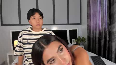 Snapshot of sweetcoupple chatting on 10/13/25, 06:41 Eva Short hair girl  - Victoria Long red hair online show from 10/13/25, 06:41