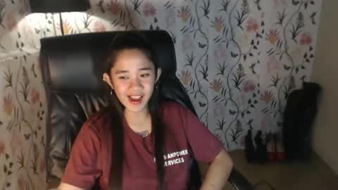 Snapshot of sweetdannica chatting on 12/19/24, 01:40 Danni online show from 12/19/24, 01:40