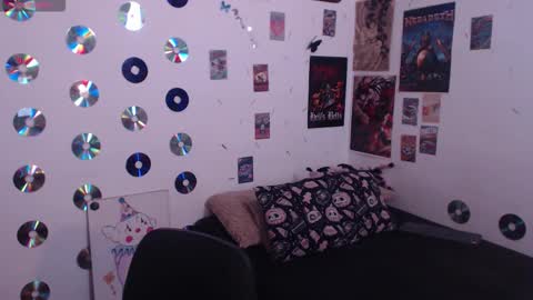 Abril online show from 12/15/25, 02:43