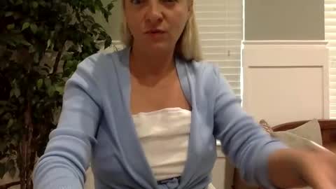 Snapshot of sweetgapeach1 chatting on 09/18/25, 02:30 sweetgapeach1 online show from 09/18/25, 02:30