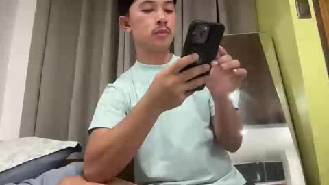 Snapshot of sweetguy102103 chatting on 10/29/25, 09:22 khrayan online show from 10/29/25, 09:22