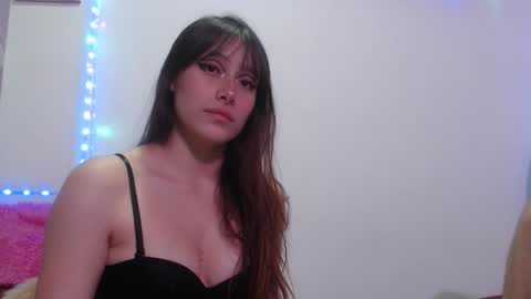Snapshot of sweethoney22_ chatting on 10/22/25, 05:52 Sabrina y Eliot online show from 10/22/25, 05:52