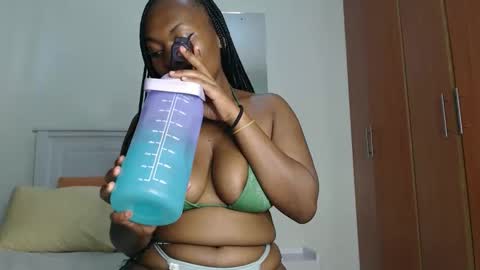 Snapshot of sweetice_01 chatting on 11/18/25, 04:28 euny online show from 11/18/25, 04:28