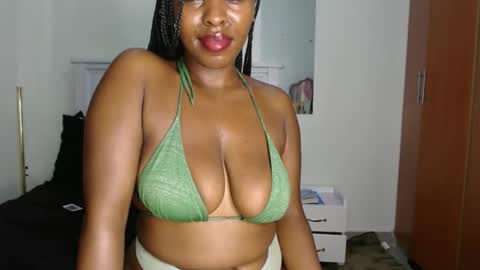 Snapshot of sweetice_01 chatting on 04/28/26, 04:28 euny online show from 04/28/26, 04:28