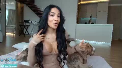 Snapshot of sweetlaurasaenz chatting on 07/12/26, 03:03 Laura Saenz Geminis online show from 07/12/26, 03:03