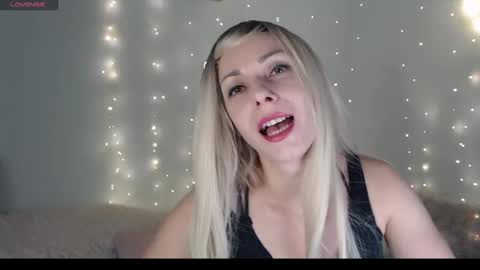 Snapshot of sweetledyselin chatting on 12/16/24, 03:43 SweetLedySelin online show from 12/16/24, 03:43