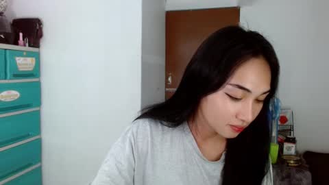 Snapshot of sweetlilly_18 chatting on 12/05/24, 10:23 Lilly online show from 12/05/24, 10:23