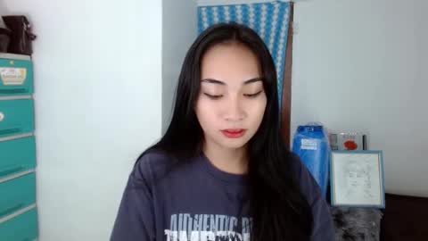 Snapshot of sweetlilly_18 chatting on 12/07/24, 10:12 Lilly online show from 12/07/24, 10:12