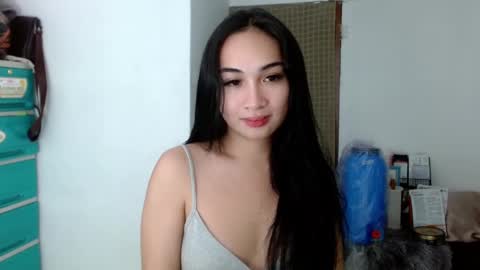 Snapshot of sweetlilly_18 chatting on 12/15/24, 06:26 Lilly online show from 12/15/24, 06:26