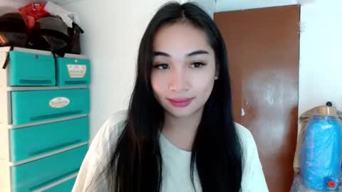 Snapshot of sweetlilly_18 chatting on 12/23/24, 06:48 Lilly online show from 12/23/24, 06:48