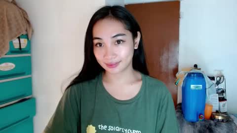 Snapshot of sweetlilly_18 chatting on 01/05/25, 03:22 Lilly online show from 01/05/25, 03:22