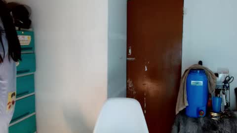 Snapshot of sweetlilly_18 chatting on 01/12/25, 12:23 Lilly online show from 01/12/25, 12:23