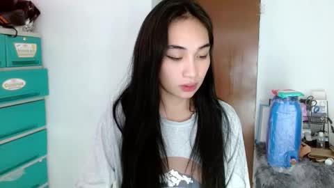 Snapshot of sweetlilly_18 chatting on 01/21/25, 03:32 Lilly online show from 01/21/25, 03:32