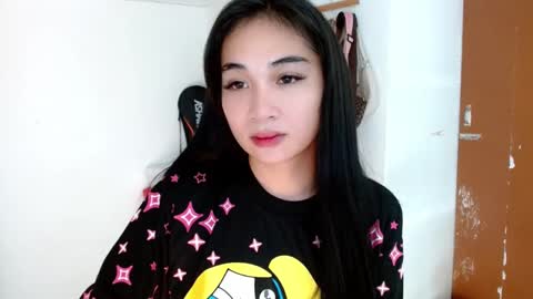 Snapshot of sweetlilly_18 chatting on 02/19/25, 12:00 Lilly online show from 02/19/25, 12:00