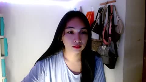 Snapshot of sweetlilly_18 chatting on 03/10/25, 12:40 Lilly online show from 03/10/25, 12:40