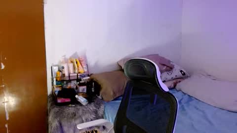 Snapshot of sweetlilly_18 chatting on 10/19/25, 05:41 Lilly online show from 10/19/25, 05:41