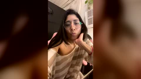 Snapshot of sweetlucyy1902 chatting on 07/20/26, 03:54 sweetlucyy1902 online show from 07/20/26, 03:54