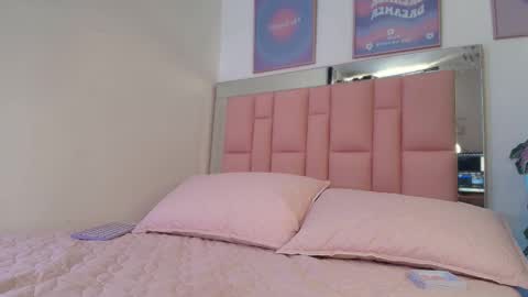 Snapshot of sweetlune chatting on 09/14/25, 05:01 SweetLune online show from 09/14/25, 05:01