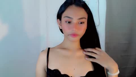 Snapshot of sweetmorena_xox chatting on 10/23/25, 05:51 Nia online show from 10/23/25, 05:51