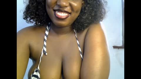 Snapshot of sweetpetitgirl chatting on 05/11/26, 07:58 LILY BRANDY online show from 05/11/26, 07:58